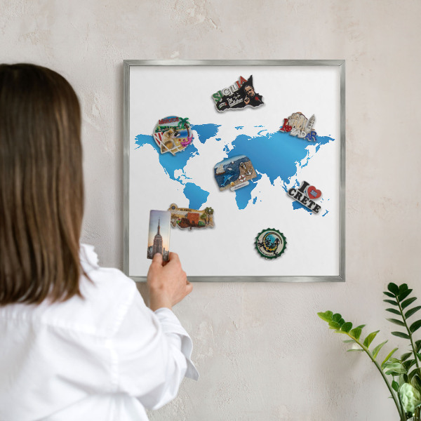 Tablica na ścianę na magnesy w srebrnej ramie Mapa świata