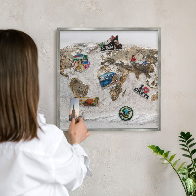 Tablica na ścianę na magnesy w srebrnej ramie Reliefowa mapa
