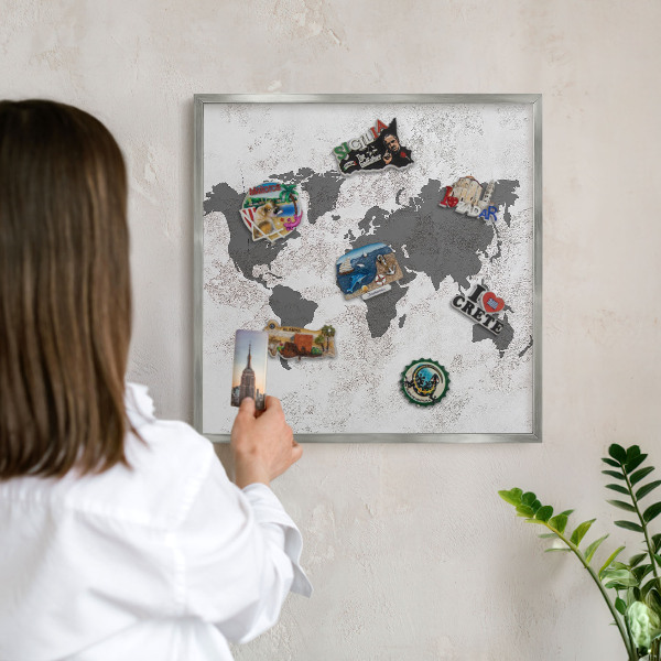 Tablica na magnesy z wakacji w ramie srebrnej Mapa świata