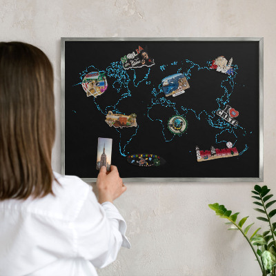 Tablica na magnesy z wakacji w ramie srebrnej Mapa świata
