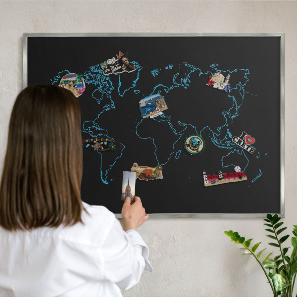 Tablica na magnesy z wakacji w ramie srebrnej Mapa świata