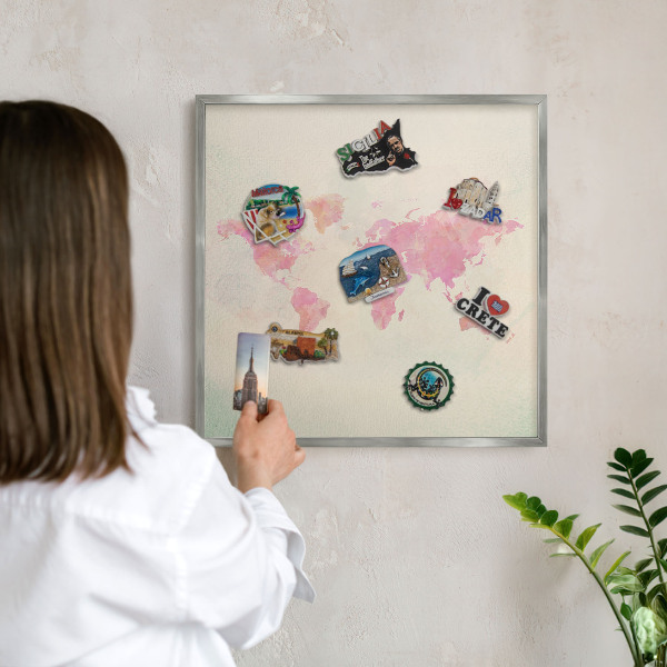 Tablica na ścianę na magnesy w srebrnej ramie Mapa świata