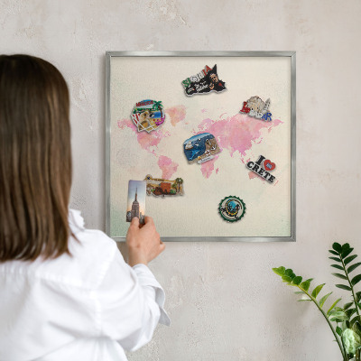 Tablica na ścianę na magnesy w srebrnej ramie Mapa świata