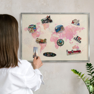 Tablica na ścianę na magnesy w srebrnej ramie Mapa świata