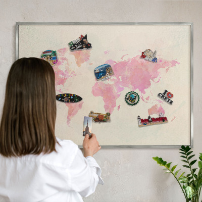 Tablica na ścianę na magnesy w srebrnej ramie Mapa świata