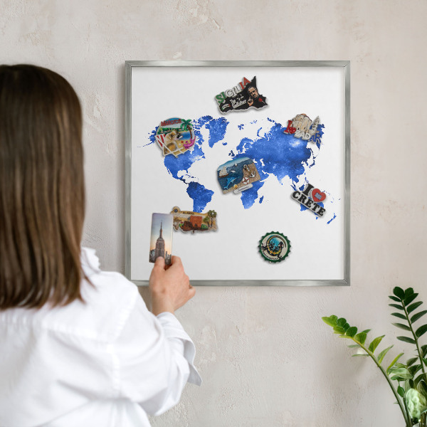 Tablica na ścianę na magnesy w srebrnej ramie Mapa świata