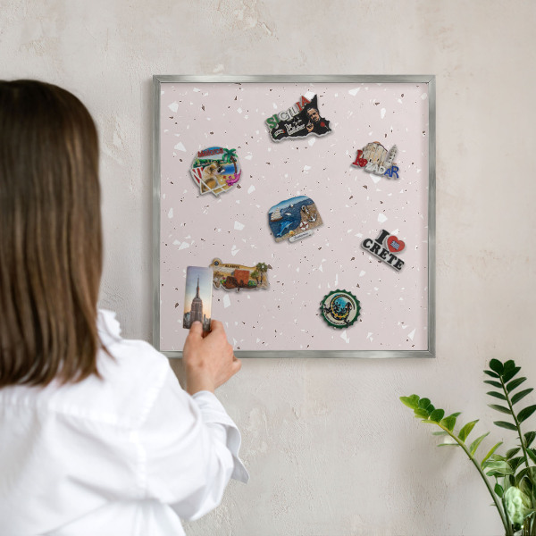 Tablica na ścianę na magnesy w srebrnej ramie Nowoczesne terrazzo