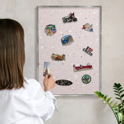Tablica na ścianę na magnesy w srebrnej ramie Nowoczesne terrazzo
