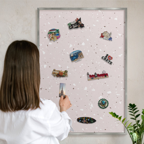 Tablica na ścianę na magnesy w srebrnej ramie Nowoczesne terrazzo