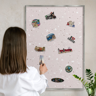 Tablica na ścianę na magnesy w srebrnej ramie Nowoczesne terrazzo