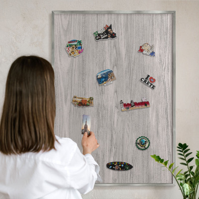 Tablica na ścianę na magnesy w srebrnej ramie Drewniana tekstura