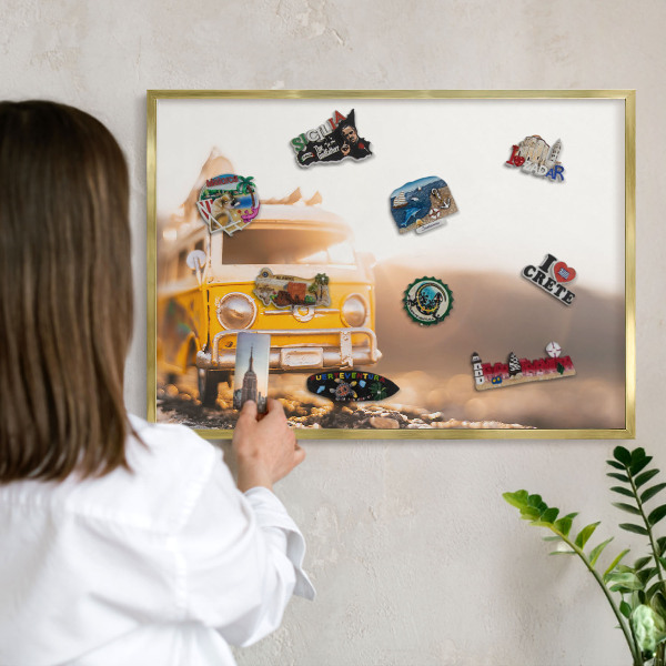 Tablica na magnesy z podróży w złotej ramie Retro podróże