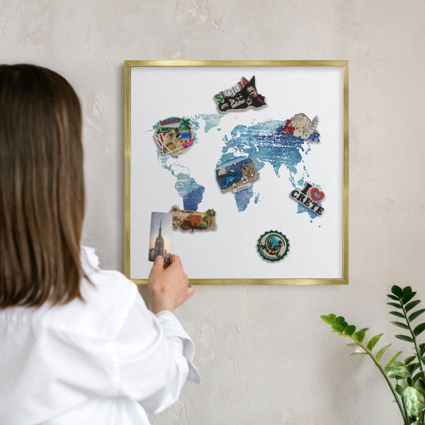 Tablica na magnesy z podróży w złotej ramie Akwarelowa mapa