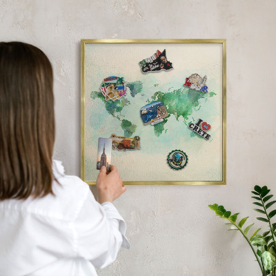 Tablica na magnesy z podróży w złotej ramie Mapa świata