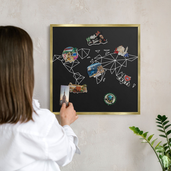Tablica na magnesy z podróży w złotej ramie Mapa świata