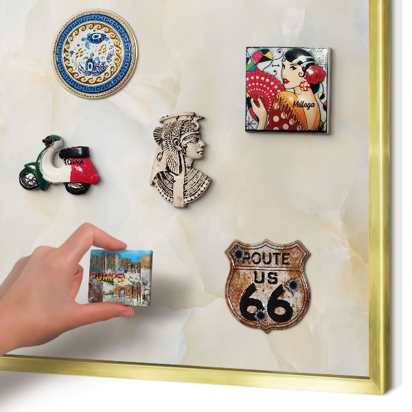 Tablica na magnesy z podróży w złotej ramie Subtelna elegancja