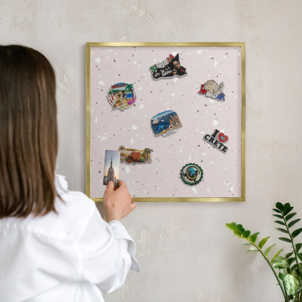 Tablica na magnesy w ramie złotej Nowoczesne terrazzo
