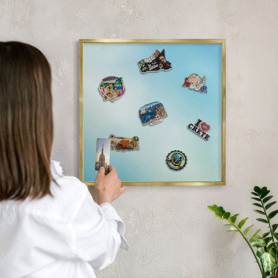 Tablica na magnesy z podróży w złotej ramie Niebieskie niebo