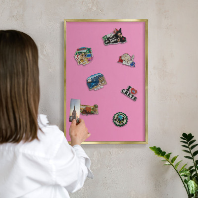 Tablica na magnesy z podróży w złotej ramie Chłodny róż