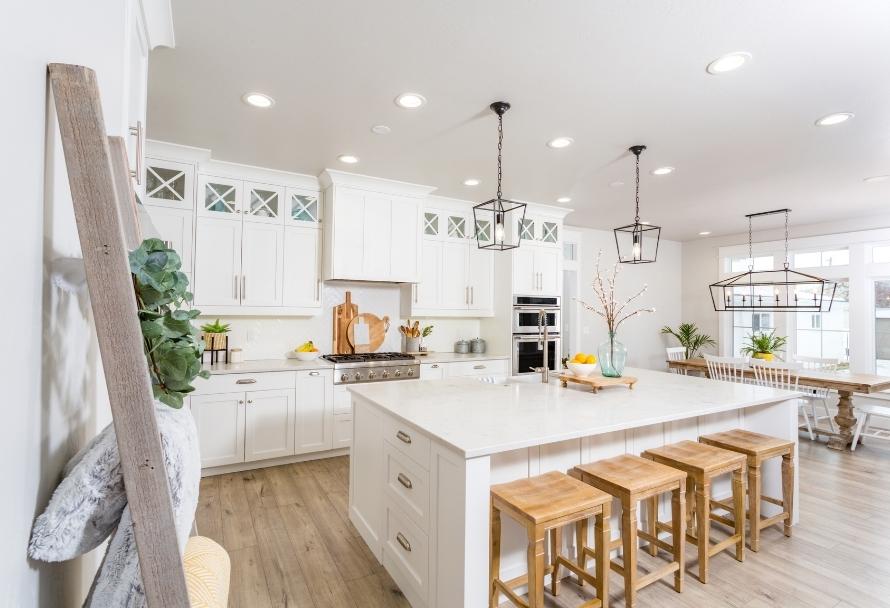 Biała kuchnia - pomysły, które pokazują, że neutralne barwy, nigdy nie wychodzą z mody